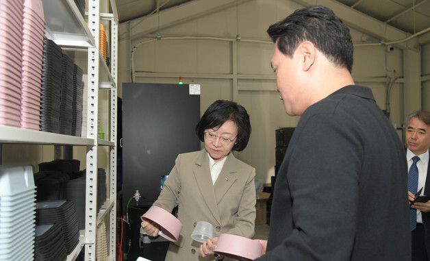 오유경 식약처장, 다회용 기구·용기 세척업체 현장 방문