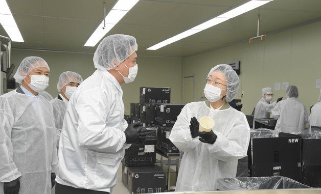 다회용 용기 세척 시설 점검하는 오유경 처장