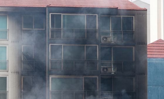 의왕 아파트 14층 화재로 2명 사망, 검게 그을린 외벽