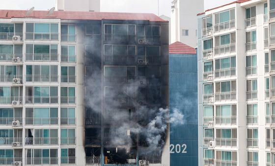의왕 아파트 14층 화재로 2명 사망, 검게 그을린 외벽