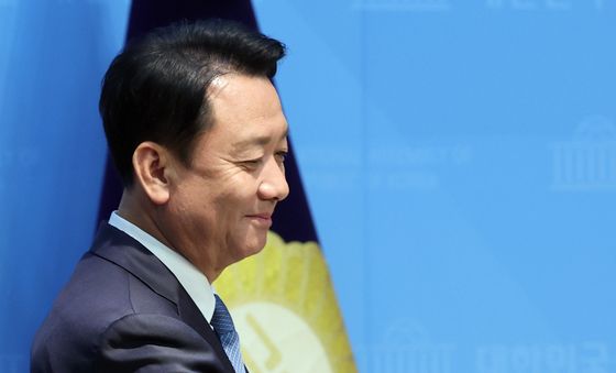 미소 보이며 단상 향하는 이광재…하남갑 출사표