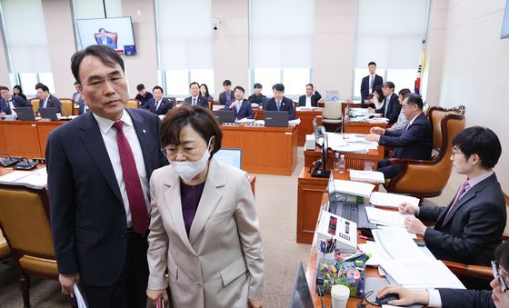 국토위 퇴장하는 국민의힘