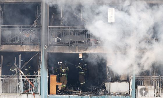 흰 연기 자욱한 의왕 아파트 화재 현장