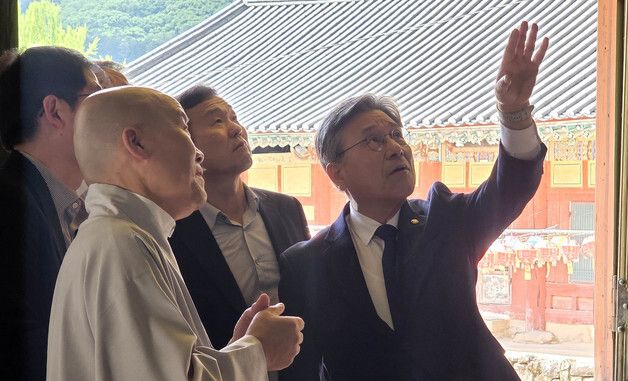 선암사 주지스님과 이야기하는 허민 국가유산청장