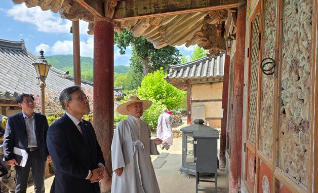 순천 선암사 원통전 살펴보는 허민 청장