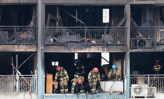 의왕 아파트 화재 진압 완료…잔불 정리하는 소방