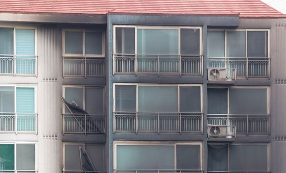 의왕 아파트 화재 진압, 잔불 정리하는 소방