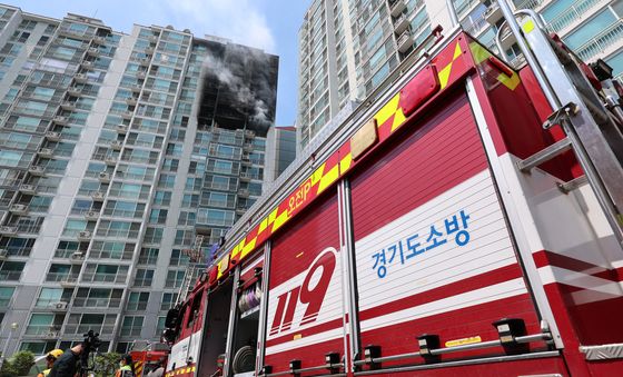 의왕 아파트 화재 '분주한 소방'