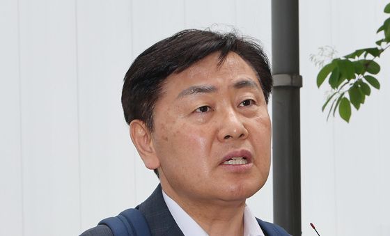 취재진 질문에 답하는 김관영 전북지사