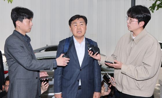 취재진 질문에 답하는 김관영 전북지사