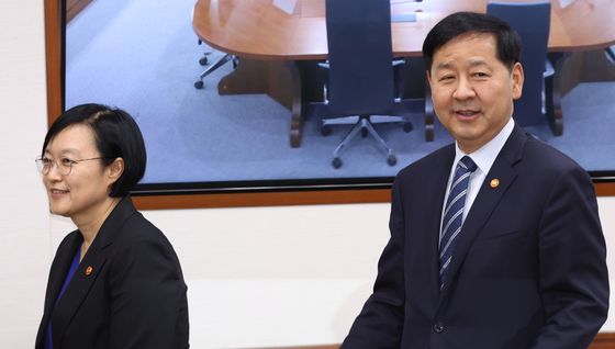 비상경제회의 참석하는 구윤철 부총리와 한성숙 장관