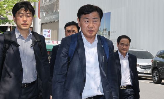 2차 종합특검 출석하는 김관영 전북지사