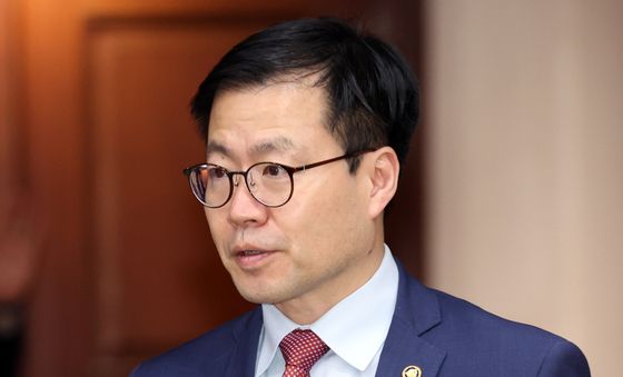 비상경제회의 참석하는 여한구 통상교섭본부장