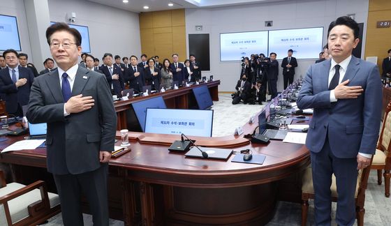 이재명 대통령, 수석보좌관회의 국민의례