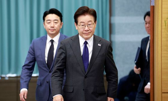 수석보좌관회의 입장하는 이재명 대통령