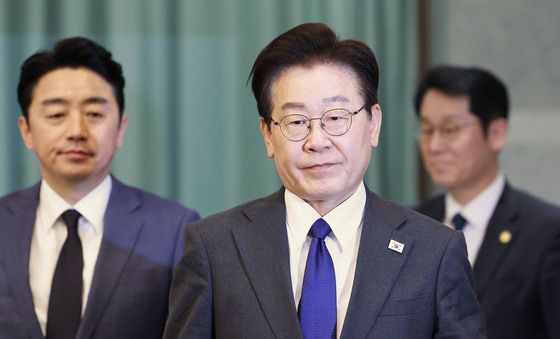 수석보좌관회의 입장하는 이재명 대통령