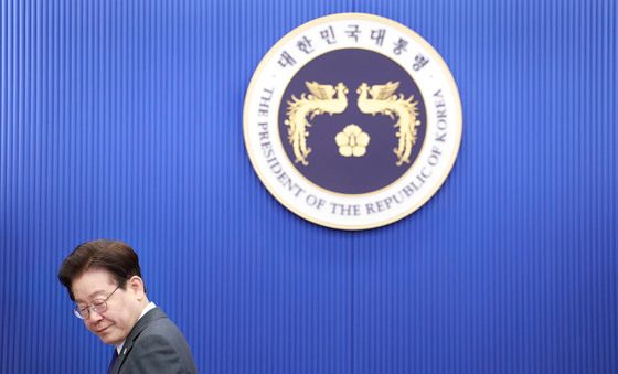 수석보좌관회의 입장하는 이재명 대통령