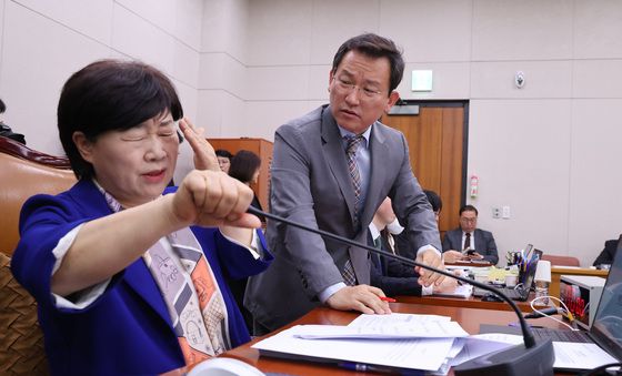 침 튀기는 언쟁