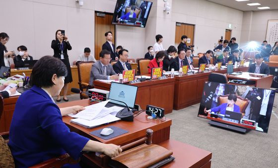 의사봉 두드리는 서영교 위원장