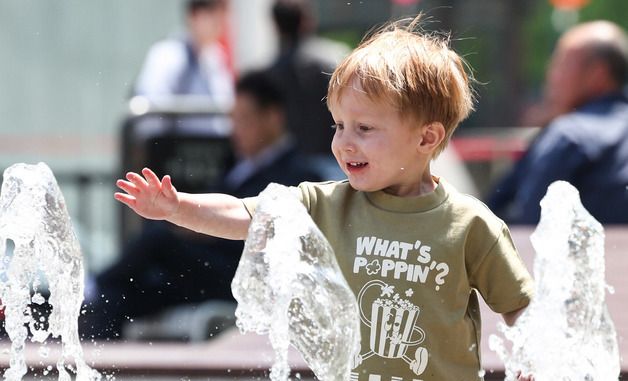 초여름 날씨에 광화문광장에서 물놀이하는 외국인 어린이