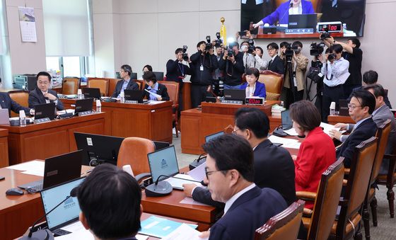 안건 상정하는 서영교 위원장