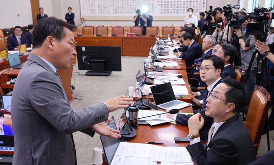 언쟁 벌이는 조작기소 국조특위 여야 간사