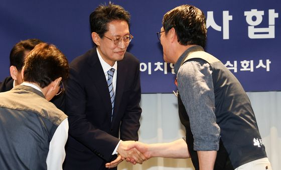 본사 부산 이전 발표식에서 손 맞잡은 HMM 노사