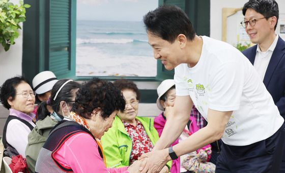 어르신들과 인사 나누는 오세훈 국민의힘 서울시장 후보