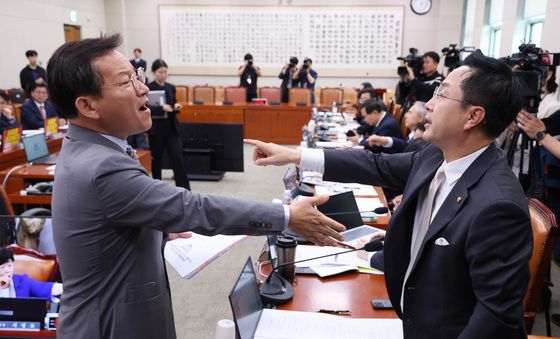 삿대질 이어지는 조작기소 국조특위