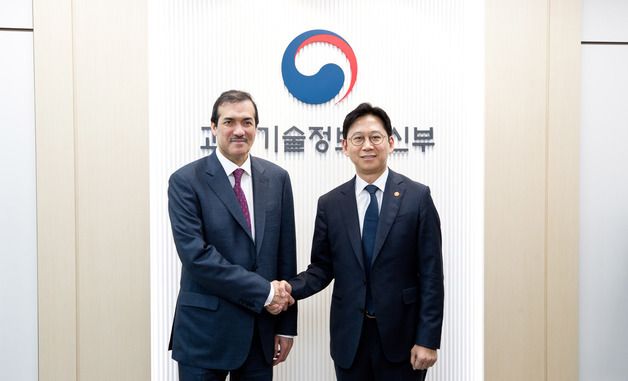 카타르 통상담당 국무장관과 기념 촬영하는 배경훈 부총리