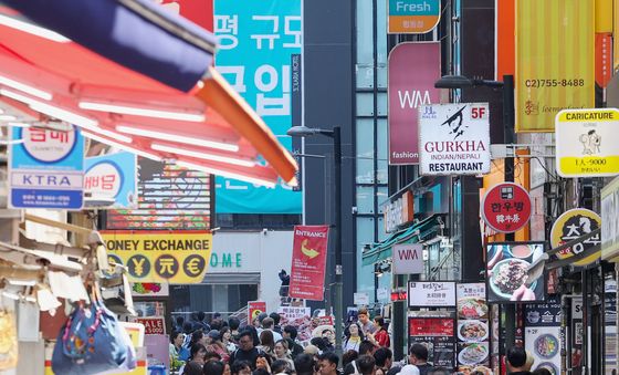 한·중·일 '슈퍼 골든위크'…명동 외국인 북적
