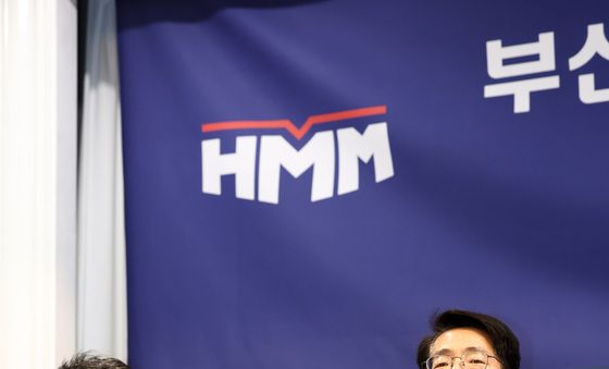 취재진 질문에 답변하는 황종우 장관