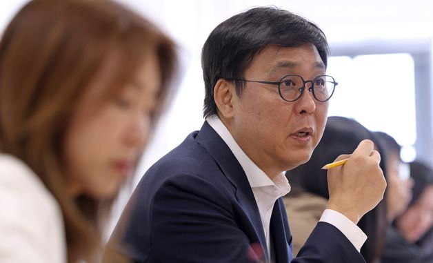 기초예술분과 정책 방향 논의하는 최휘영 장관