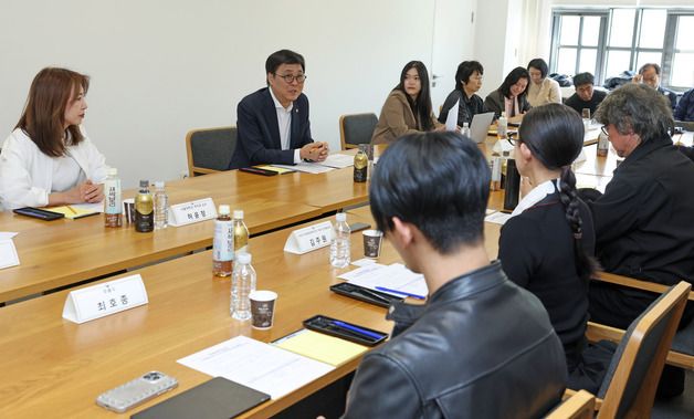 기초예술분과 전문가들 만난 최휘영 장관