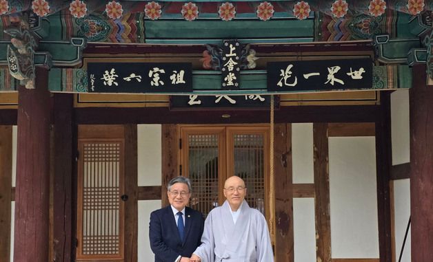 순천 송광사 방장 현묵스님과 기념 촬영하는 허민 청장