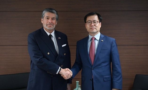 주한멕시코대사와 기념 촬영하는 여한구 본부장