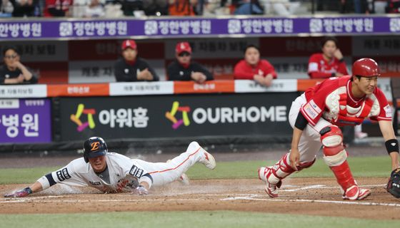 홈 슬라이딩하는 하주석