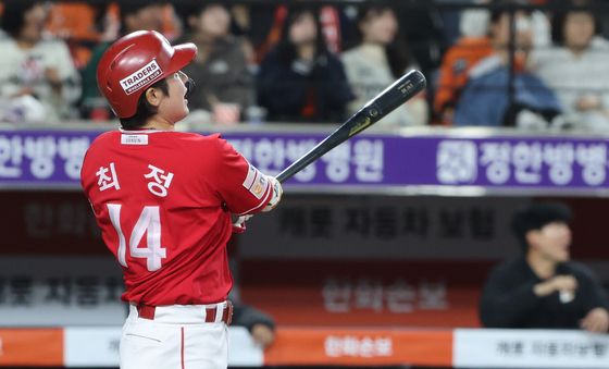 홈런 타구 바라보는 최정