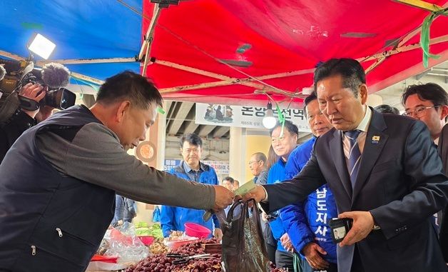 시장에서 물건 구입하는 정청래 대표