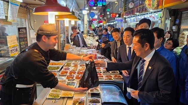 재래시장서 물건 구입하는 정청래 대표