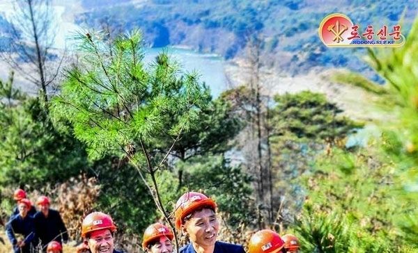 북한 "황금산, 보물산의 자양분은 열렬한 향토애" 선전