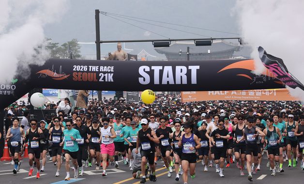 도심 달리는 러너들, 2026 더레이스 서울 21K 출발
