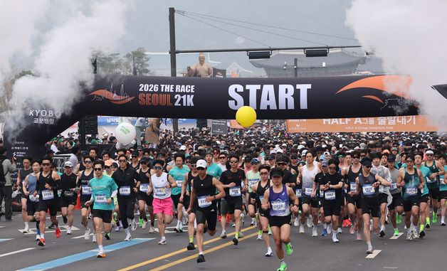 도심 달리는 러너들, 2026 더레이스 서울 21K 출발