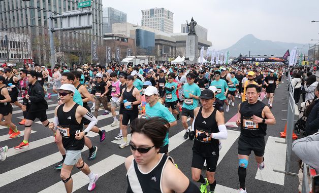 힘차게 출발하는 러너들