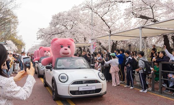롯데홈쇼핑 벨리곰, 여의도 벚꽃길 카 퍼레이드
