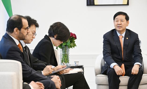 걸프 협력회의(GCC) 6개 회원국 주한대사 면담하는 구윤철 부총리