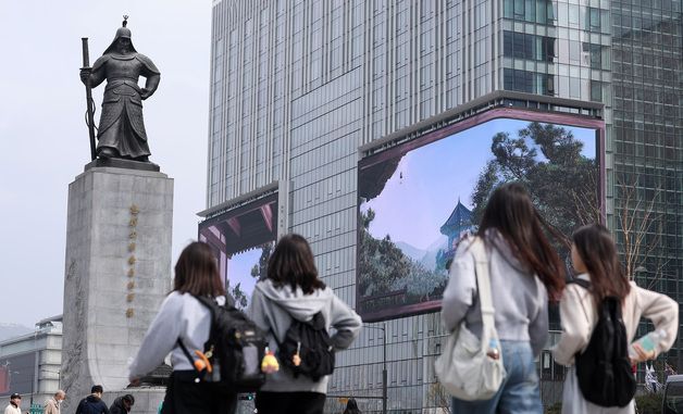 광화문·명동 전광판 하루 2시간 단축…에너지 위기 대응