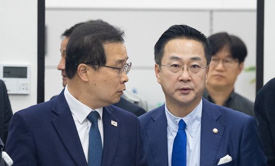 조작기소 국정조사특위 기자간담회 들어서는 박성준·이건태