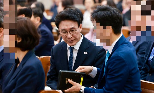 성경 건네받는 김민석 총리