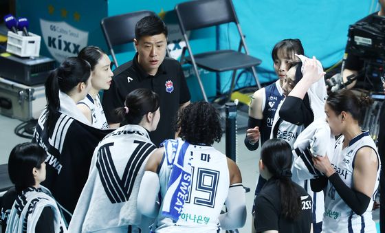 작전 지시 하는 김영래 도로공사 감독대행